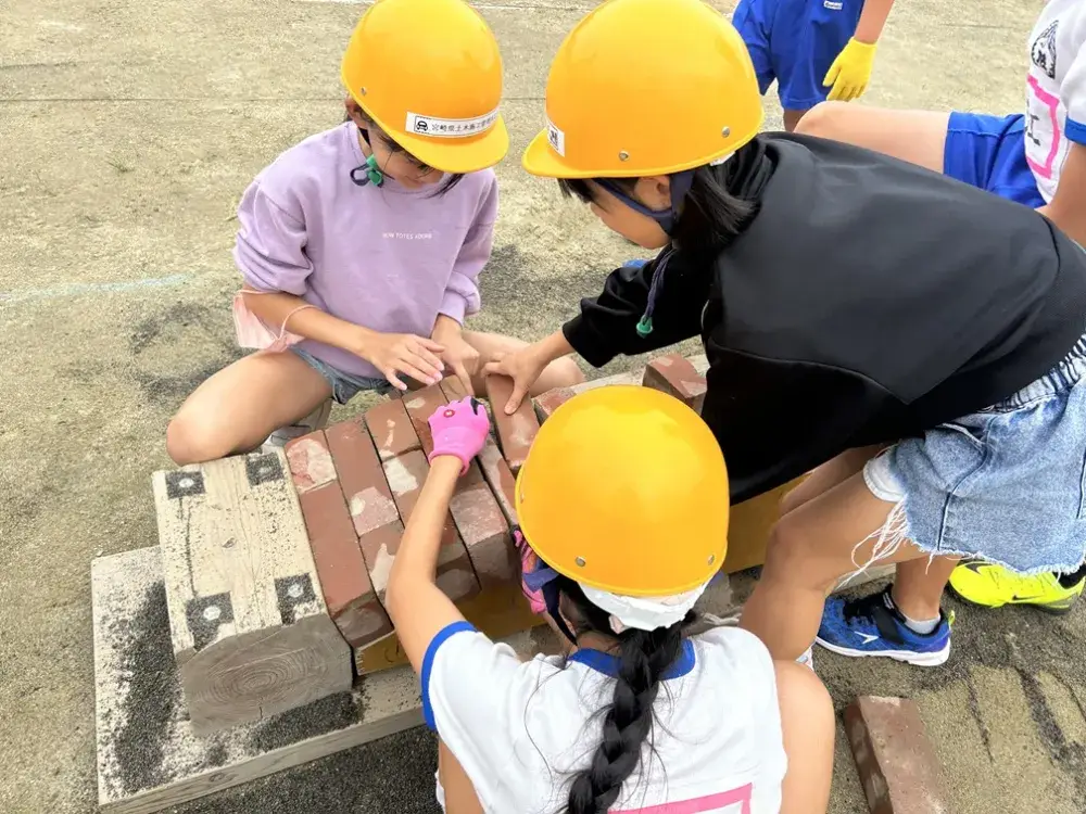 地域に建設業の魅力を伝えています。