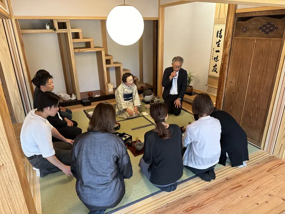 先生を招いてお茶の文化にふれる