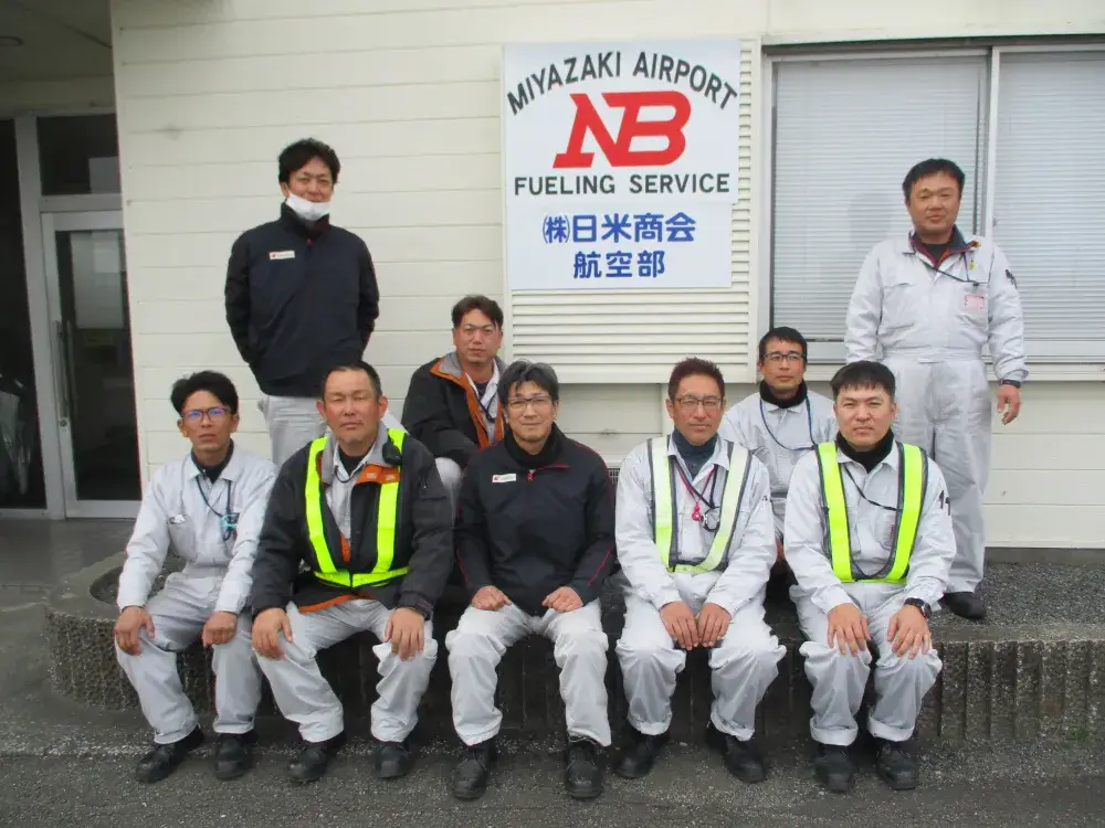 宮崎空港での航空機給油スタッフ