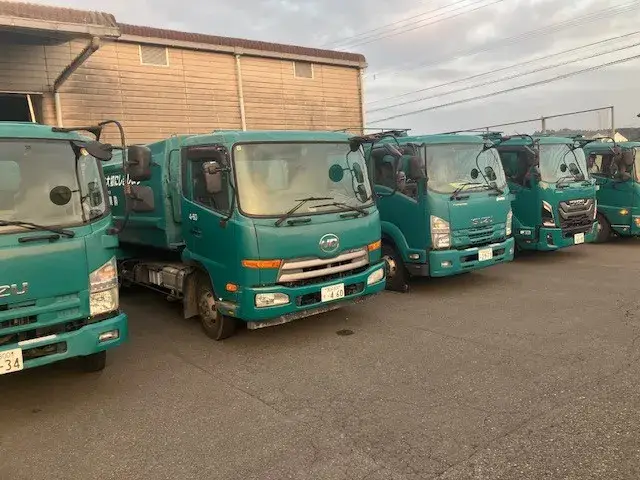 塵芥車（パッカー車）になります。