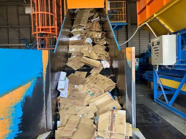 プレス機（ベーラー）への投入用コンベアになります。