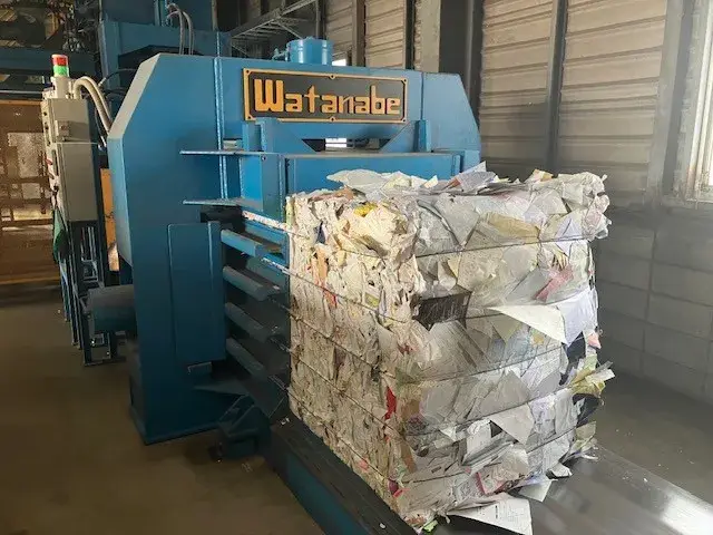 プレスされた古紙（ベール）になります。